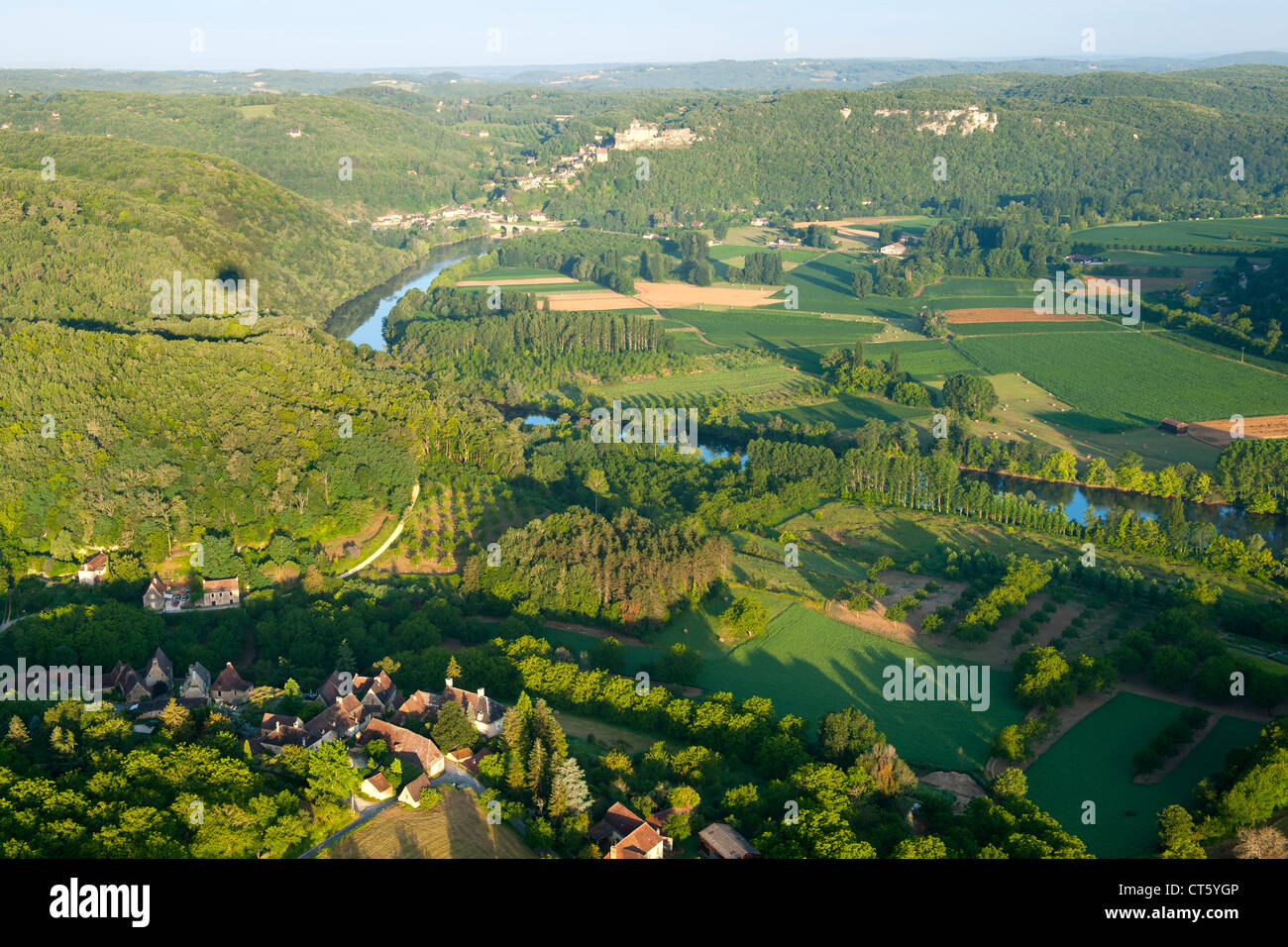 Luftbild von der Dordogne Fluss und die umliegende Landschaft in der Nähe von Sarlat in der Dordogne-Perigord Region Süd-West Frankreich. Stockfoto