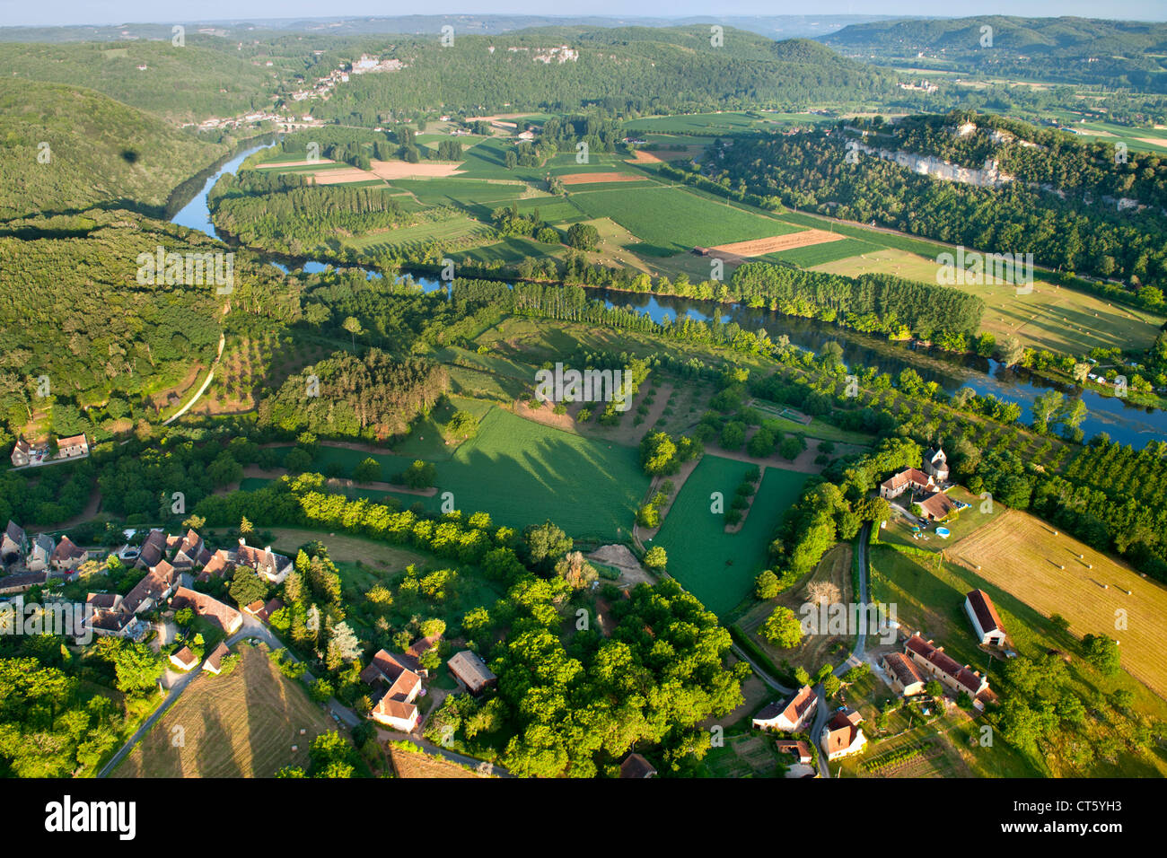 Luftbild von der Dordogne Fluss und die umliegende Landschaft in der Nähe von Sarlat in der Dordogne-Perigord Region Süd-West Frankreich. Stockfoto