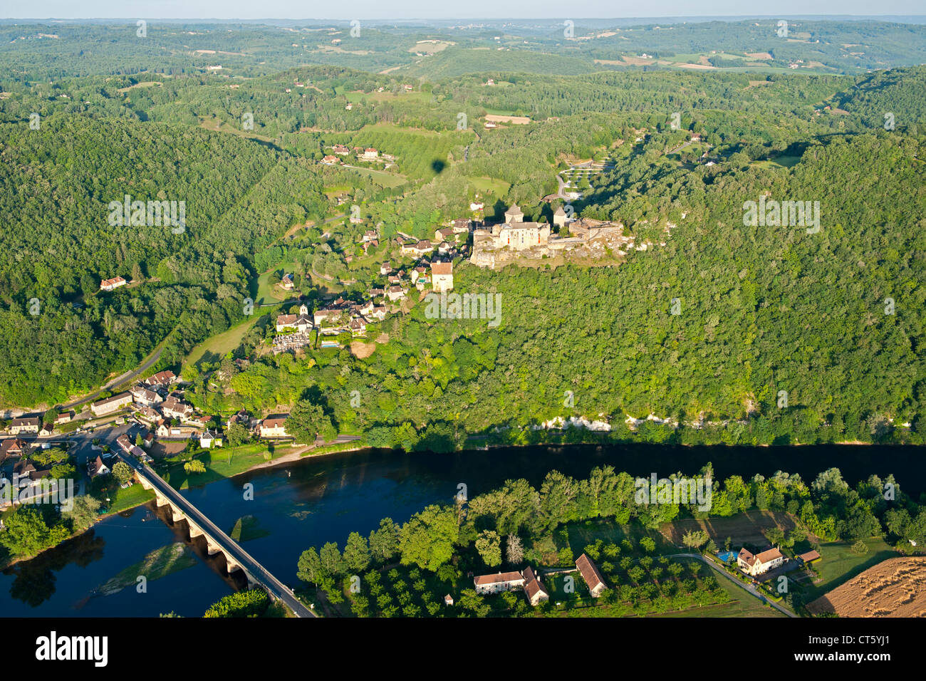 Luftaufnahme des Castelnaud Burg, den Fluss Dordogne und Umland in der Dordogne-Perigord Region Frankreichs. Stockfoto