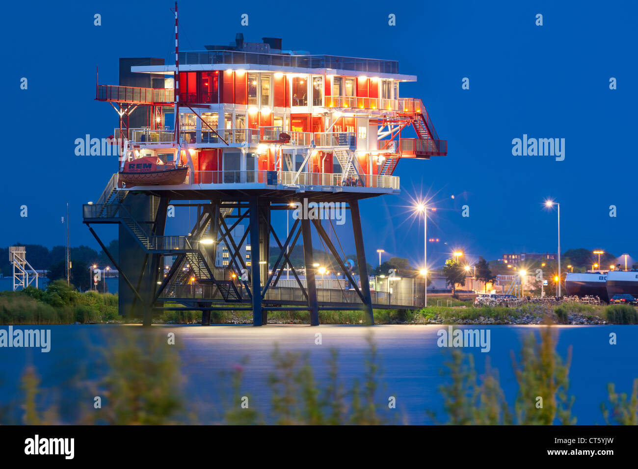 Amsterdam-REM Eiland, REM-Insel-Restaurant. Ein ehemalige Nordsee-Piraten TV-Sender jetzt im Amsterdamer Hafen, Hafen docklands Stockfoto