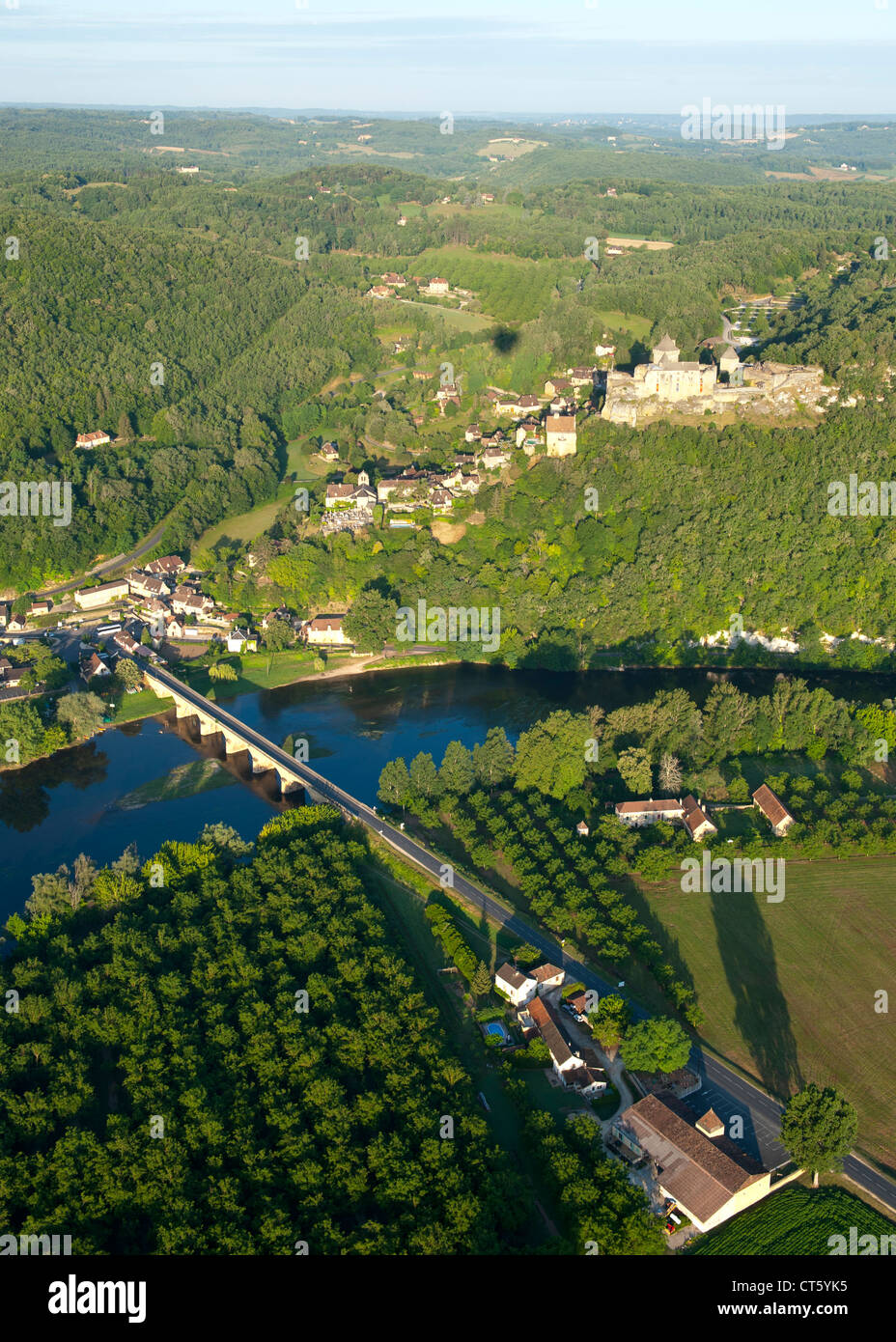 Luftaufnahme des Castelnaud Burg, den Fluss Dordogne und Umland in der Dordogne-Perigord Region Frankreichs. Stockfoto