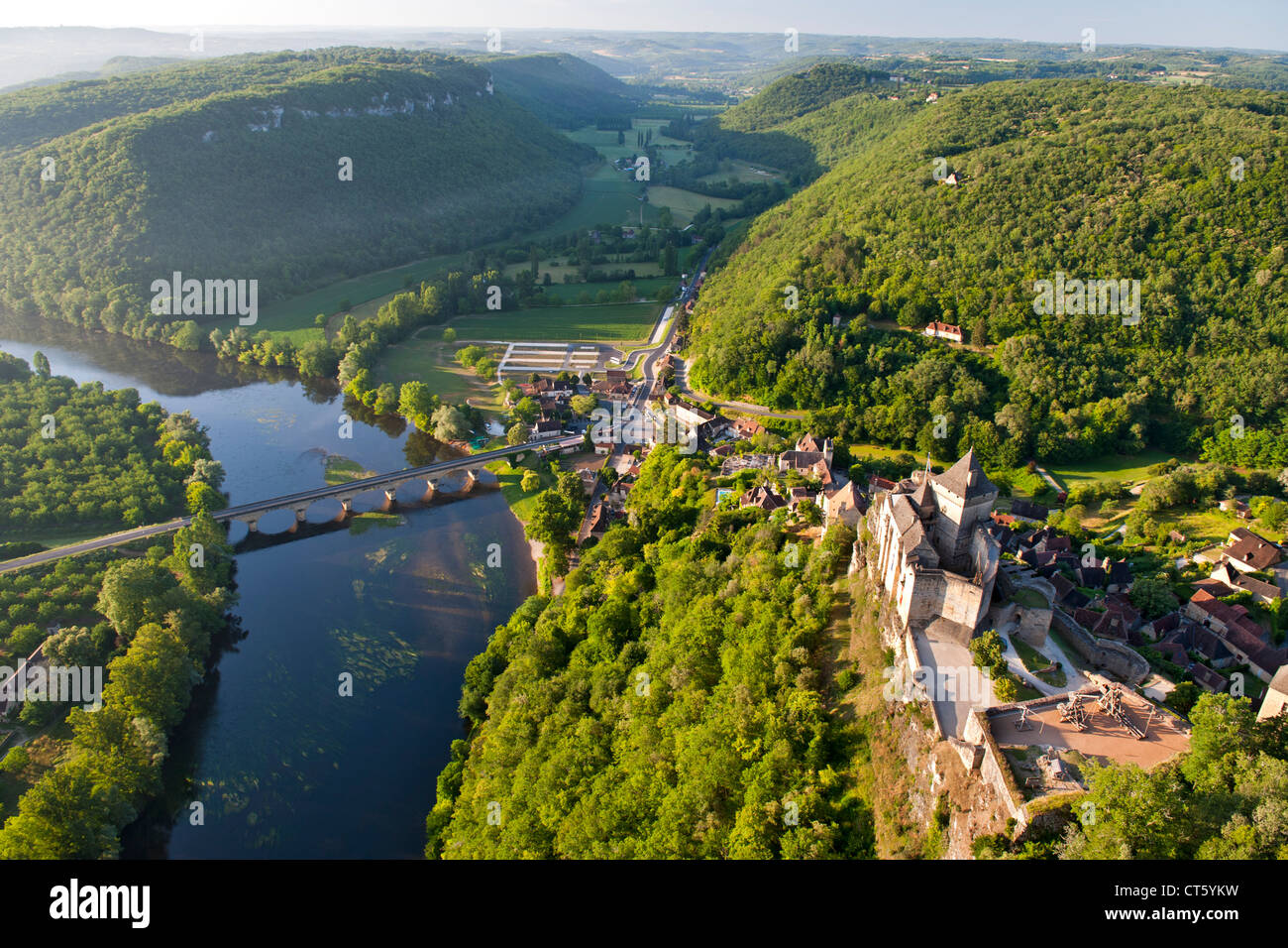 Luftaufnahme des Castelnaud Burg, den Fluss Dordogne und Umland in der Dordogne-Perigord Region Frankreichs. Stockfoto