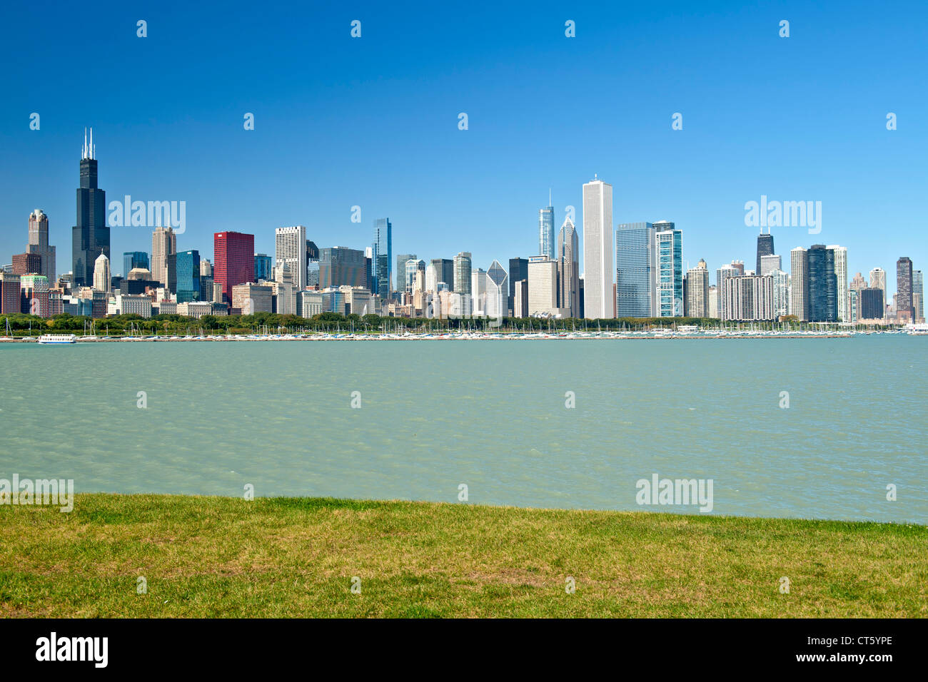 Die Skyline von Chicago mit dem Hafen von Chicago und Lake Michigan im Vordergrund. Stockfoto