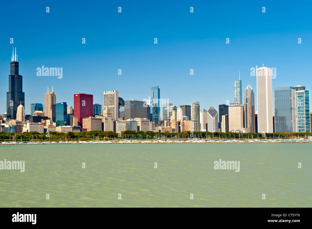 Die Skyline von Chicago mit dem Hafen von Chicago und Lake Michigan im Vordergrund. Stockfoto