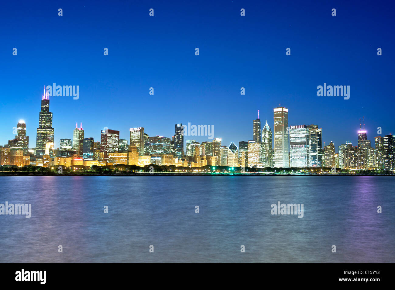 Abenddämmerung Blick auf die Skyline von Chicago in Illinois, USA. Stockfoto