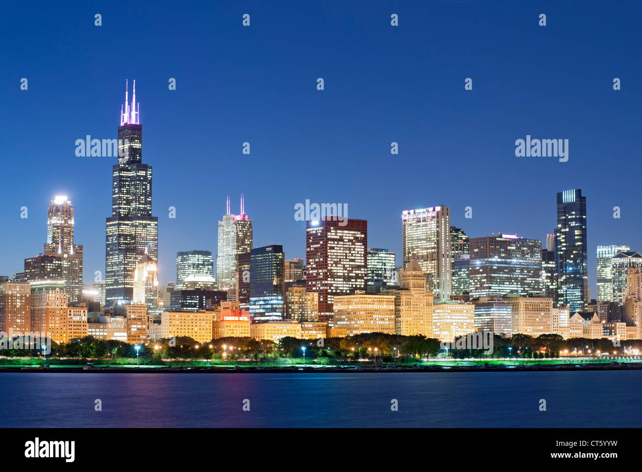 Abenddämmerung Blick auf die Skyline von Chicago. Die hohe Gebäude ist die 110 Stockwerke Willis Tower, früher bekannt als der Sears Tower. Stockfoto