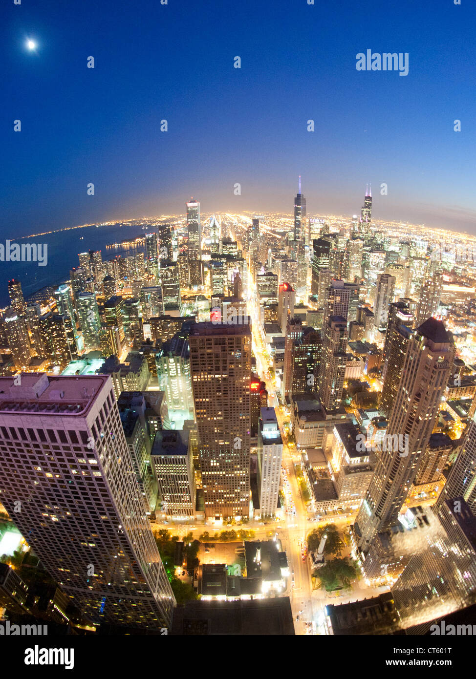 Nächtliche Aussicht über Chicago von der Aussichtsplattform des 100-geschossigen John Hancock Tower in Chicago, Illinois, USA. Stockfoto