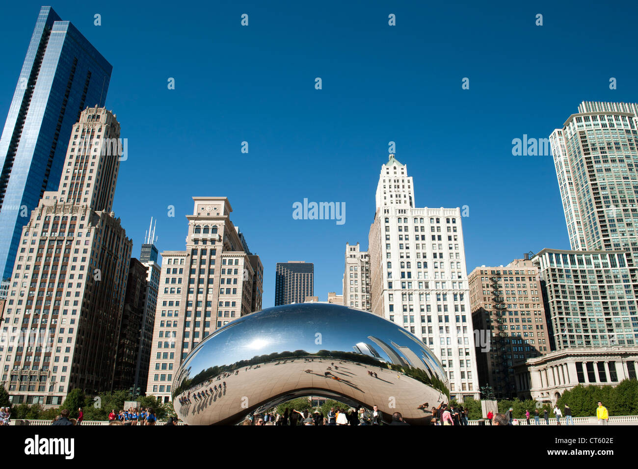 Die Skulptur Cloud Gate von Anish Kapoor in Chicago Millennium Park, Illinois, USA. Stockfoto