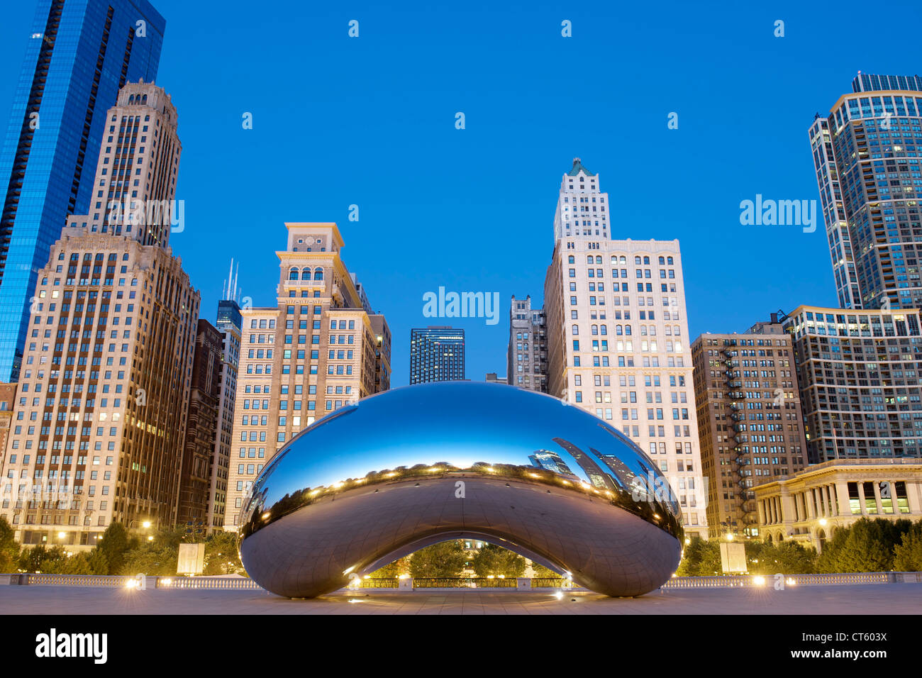 Dawn-Blick auf die Skulptur Cloud Gate von Anish Kapoor im Millennium Park in Chicago, Illinois, USA. Stockfoto