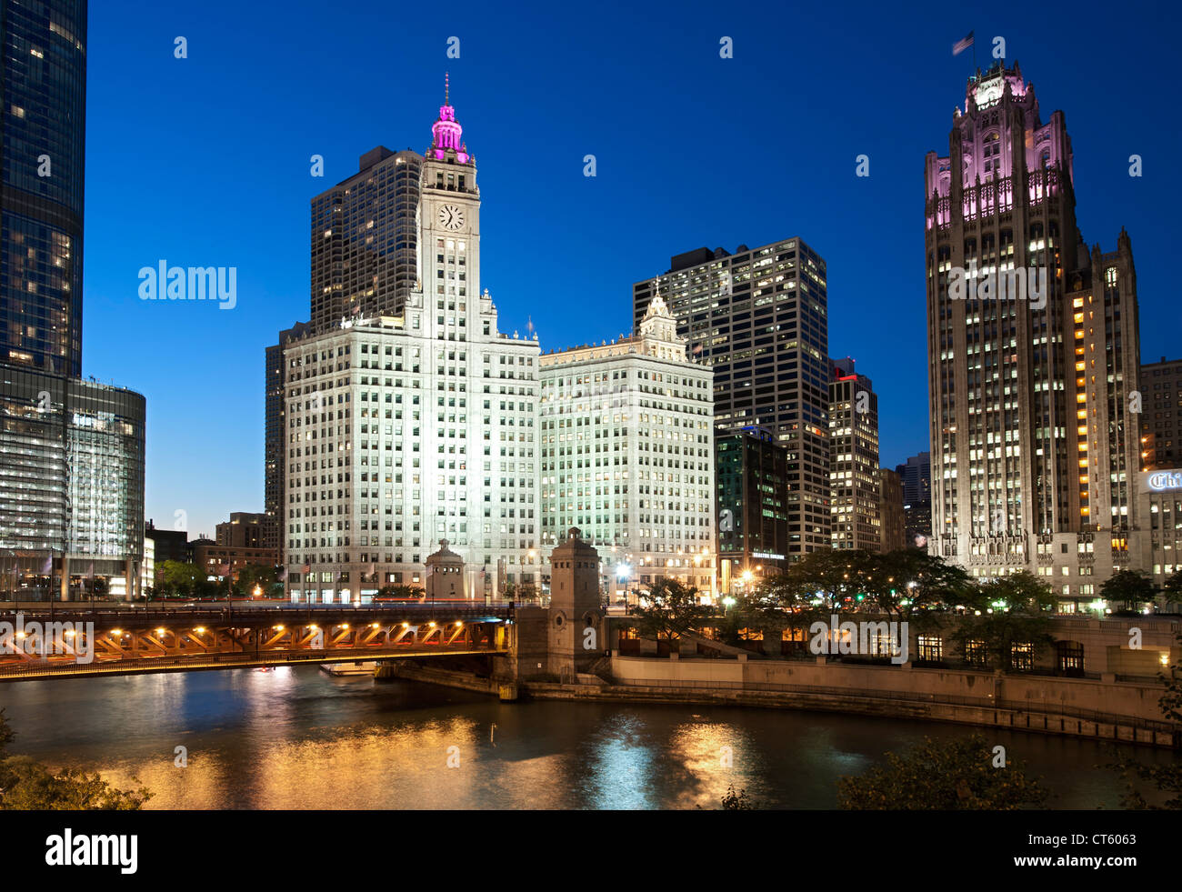 Nächtlichen Blick auf die Michigan Avenue Bridge (offiziell DuSable) und die Wrigley building und Tribune Tower in Chicago. Stockfoto