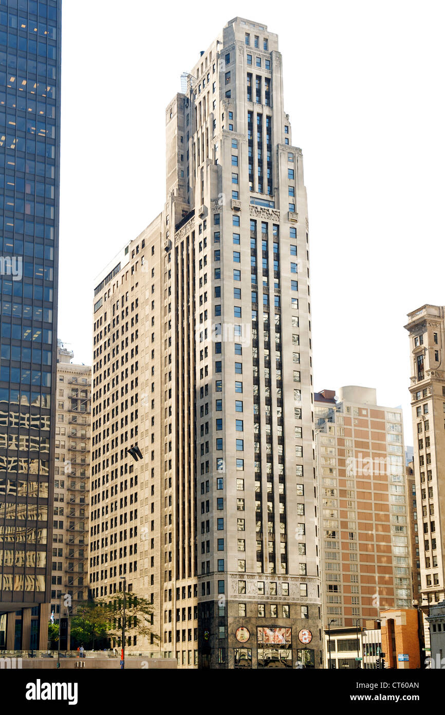 333 North Michigan Avenue, eine Art-déco-Hochhaus mit Blick auf den Chicago River in Chicago, Illinois, USA. Stockfoto