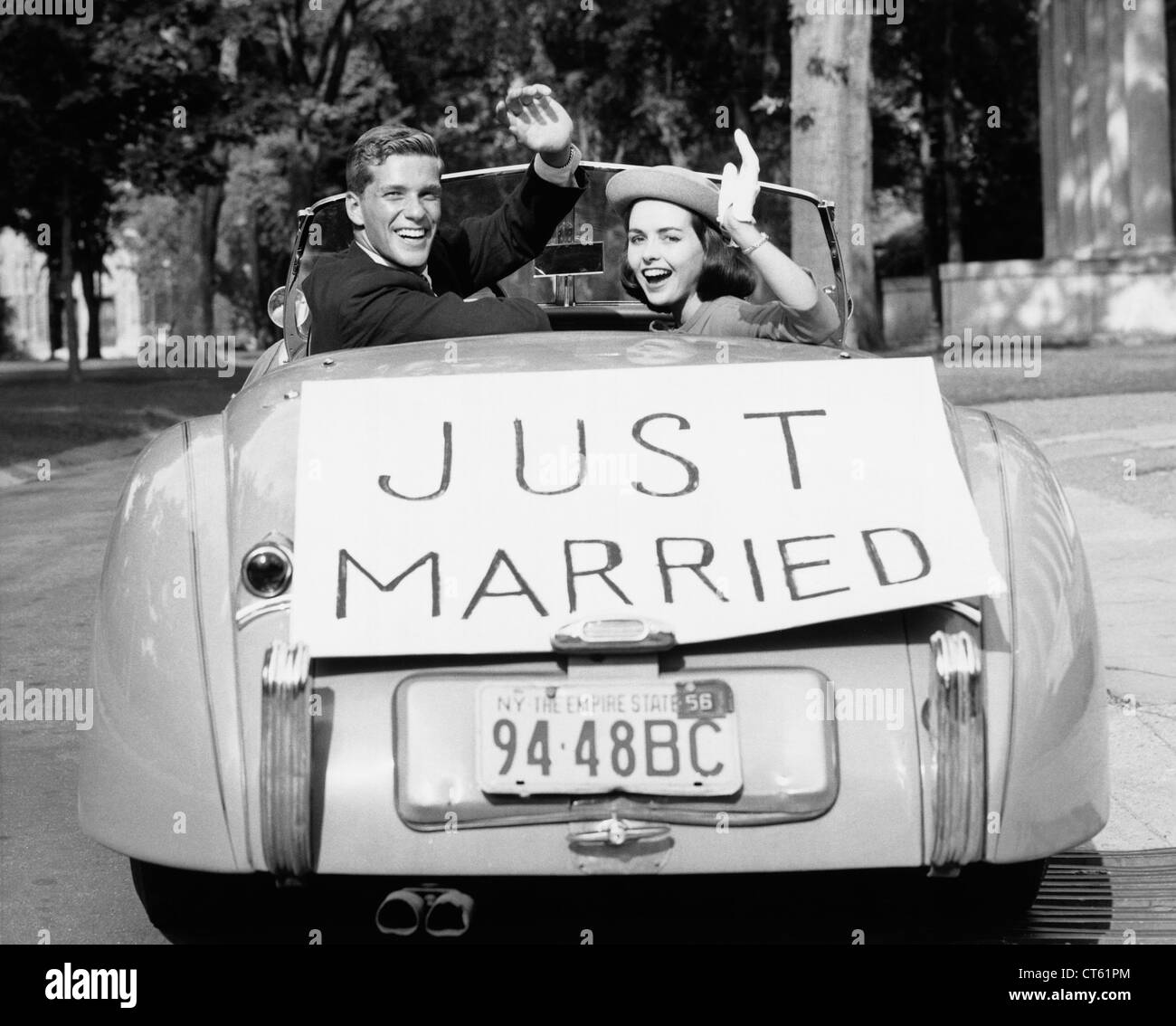 Just married back view car -Fotos und -Bildmaterial in hoher Auflösung –  Alamy