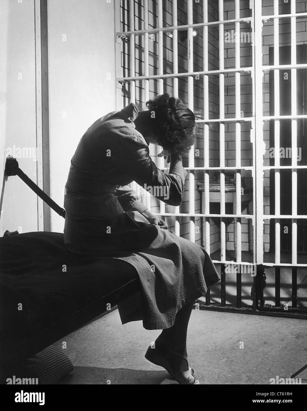 Frau gefangen in Gefängniszelle Stockfoto