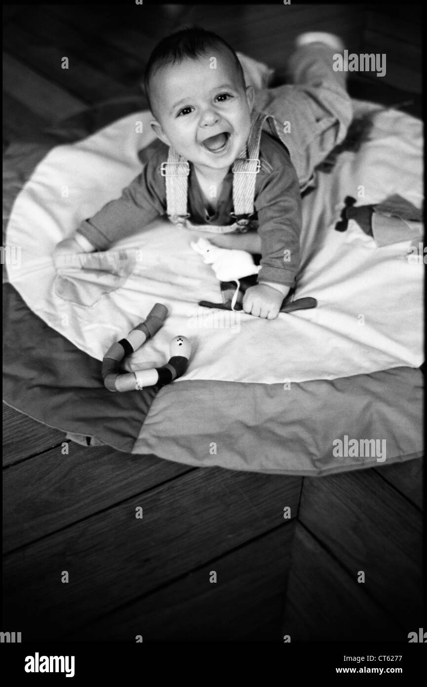 SÄUGLING DRINNEN SPIELEN Stockfoto