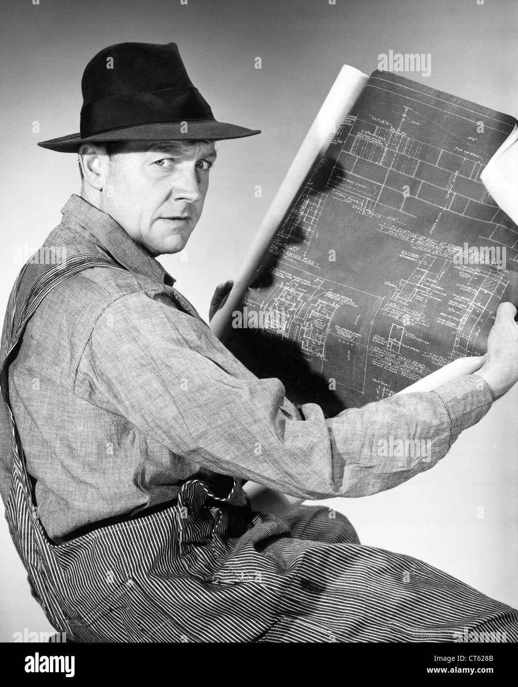 Vintage-Mann durch Kleinanzeigen in der Zeitung Stockfoto