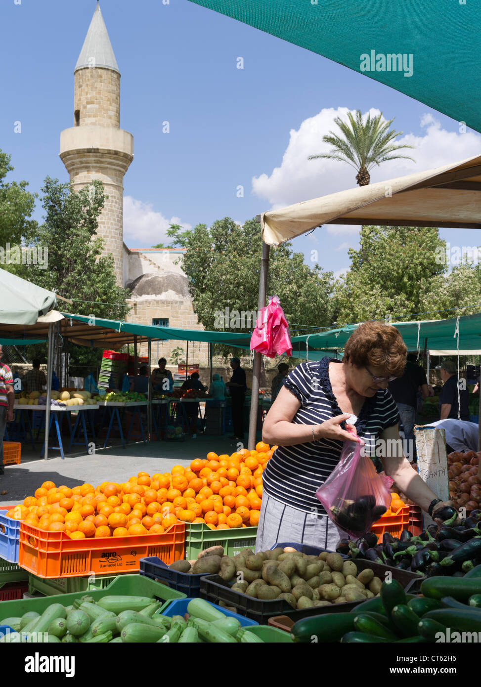 dh Lefkosia Samstag Markt NICOSIA SÜD ZYPERN Lokale Frau Kunde Auf dem Obst-Gemüse-Markt unter freiem Himmel werden griechische Einkaufsbuden verkauft griechenland Stockfoto