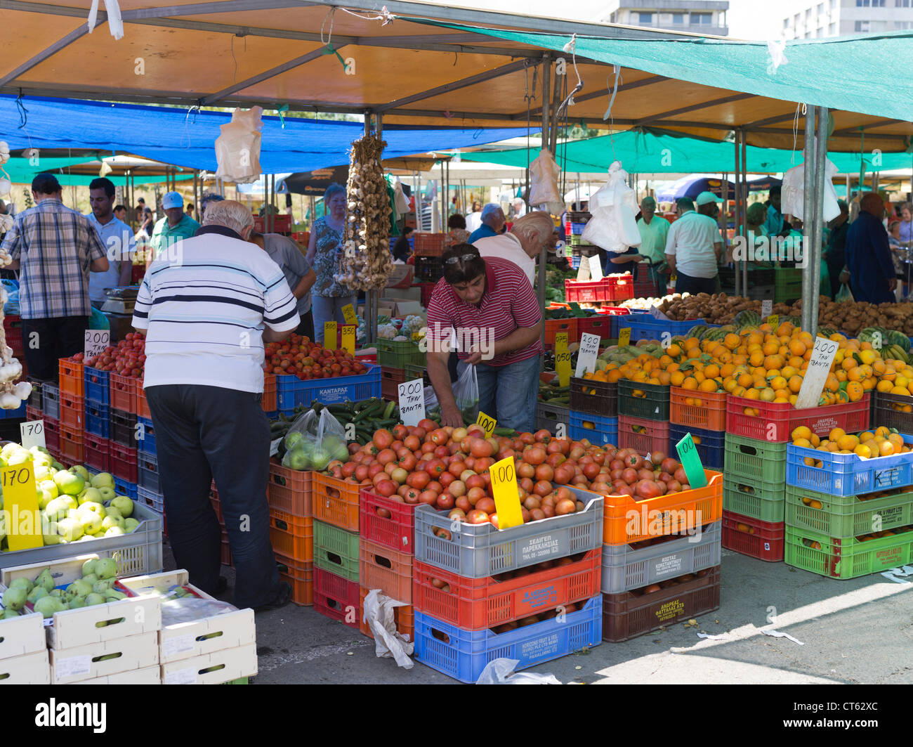 dh Lefkosia Süden NICOSIA Zypern Marktstand Inhaber und Kunden am freien Samstag Obst- und Gemüsemarkt Stockfoto