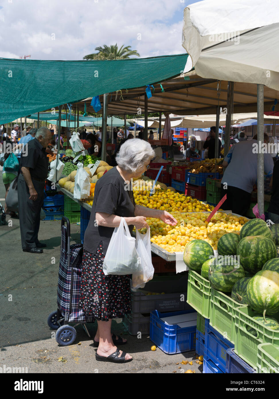 dh Lefkosia Markt Süd NIKOSIA MARKT ZYPERN GRIECHENLAND Einheimische Frau Kunden einkaufen im Freien Samstag Obst und Gemüse Essen Stockfoto