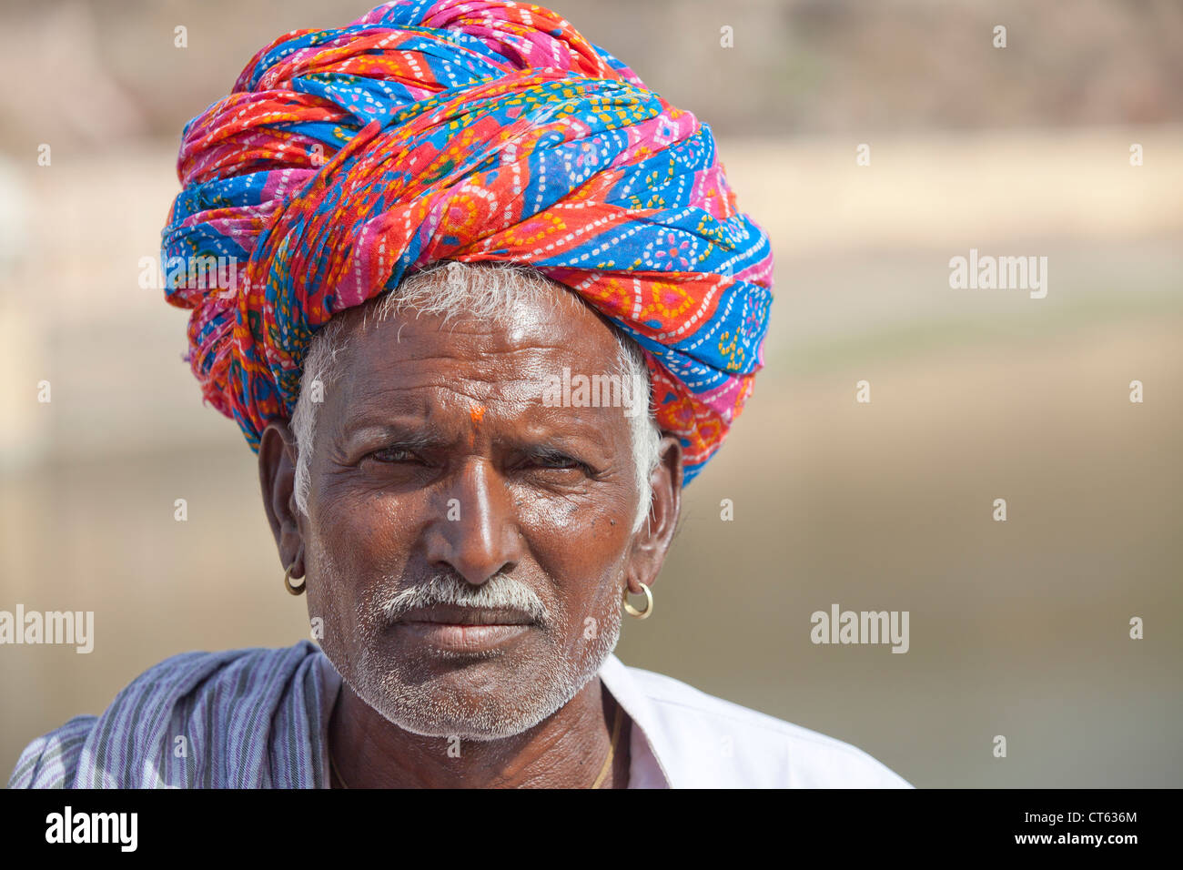 Rajasthani Mann mit bunten turban Stockfoto