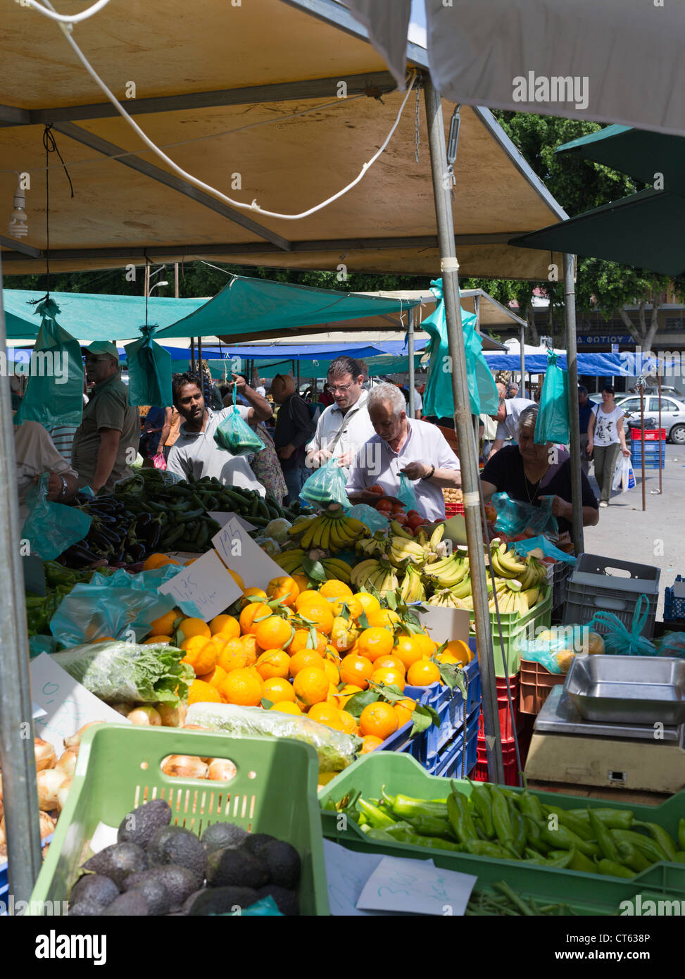dh Lefkosia Samstag Markt NICOSIA SÜD ZYPERN Standhalter Kunden Am Freiluft Obst und Gemüse griechischen Markt Menschen zypriotisch Im Freien Stockfoto