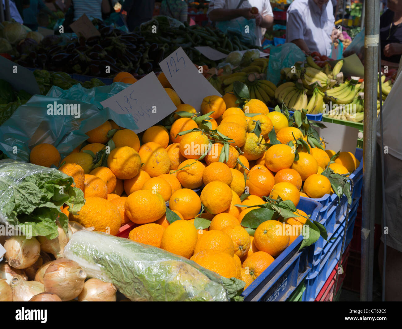 Dh Lefkosia Markt Süd Nikosia Zypern Zypriotische orangen Obstmarkt orange Essen Griechenland lokale Stall produzieren Stockfoto