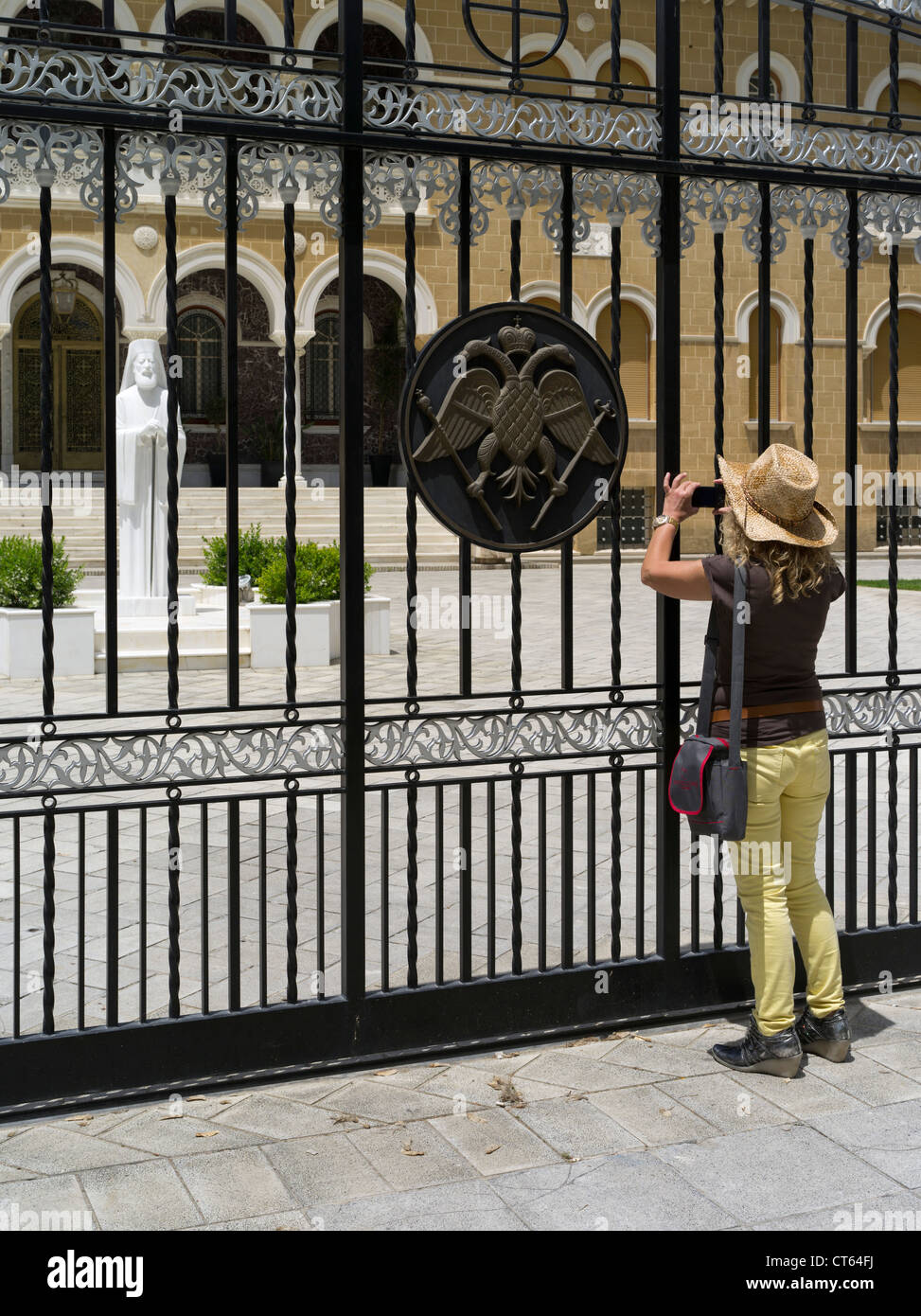 dh Altstadt Süd-NIKOSIA ZYPERN Touristen Mädchen fotografieren Erzbischof Makarios Statue Erzbischöfe Palast Frau mit Kamera Tourismus Stockfoto