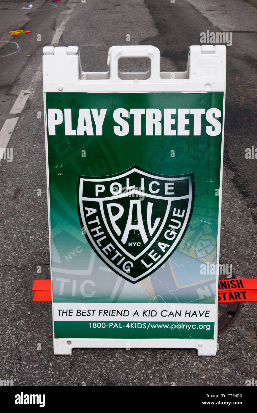 Ein Zeichen für das Programm 2012 Sommer spielen Straßen in einer Police Athletic League (PAL) Spiele street in Harlem in New York Stockfoto