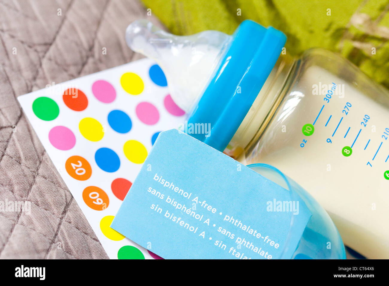 FLASCHE FÜTTERN Stockfoto