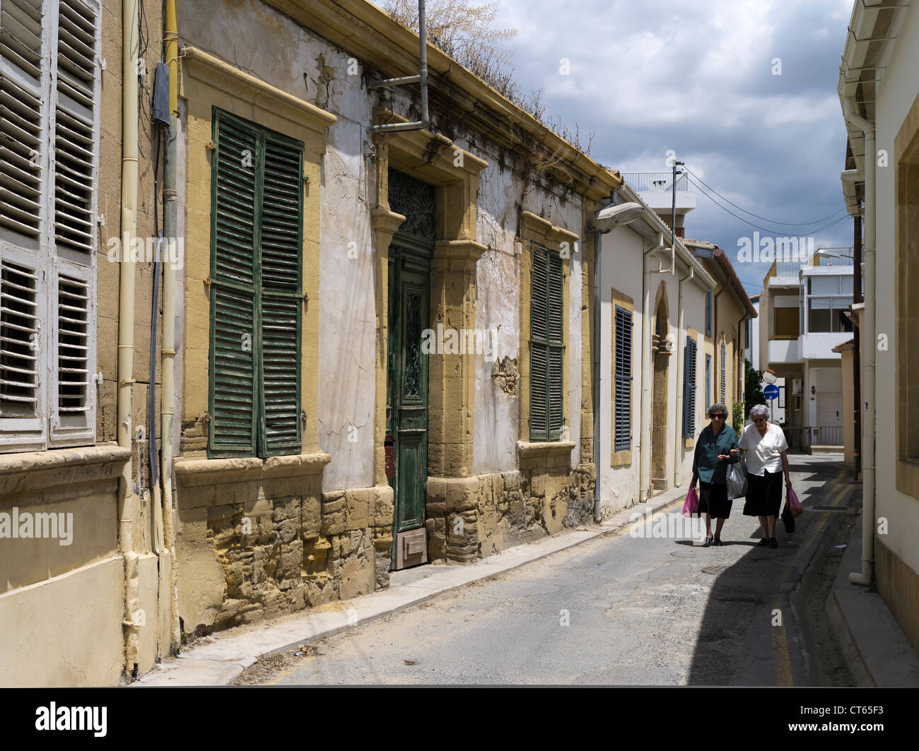 dh Altstadt Lefkosia Straße NIKOSIA SÜD ZYPERN Häuser zwei alte griechisch-zypriotische Frauen ältere Menschen Stockfoto