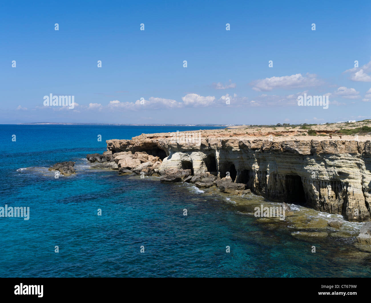 dh CAPE GREKO Zypern Meer Höhlen in der Nähe von Cape Greko Ayia Napa Bereich felsigen Südküste Stockfoto