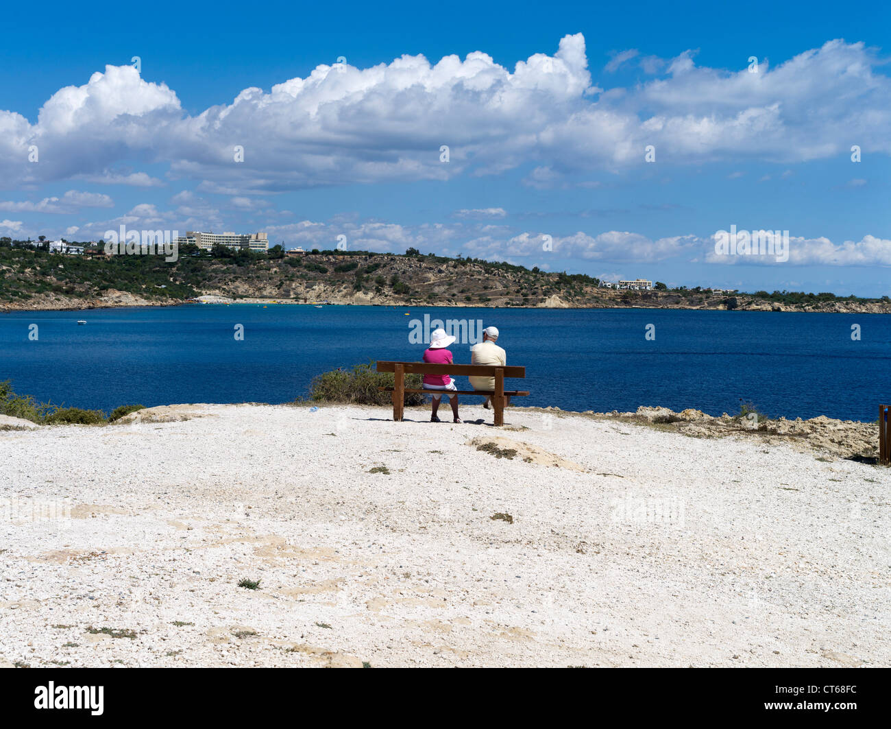 dh Cape greco Nationalpark AGIOI ANARGYROI SÜDZYPERN Ältere Menschen Paar sitzen Bank über Konnos Bay Menschen Paare sehen Touristen Stockfoto