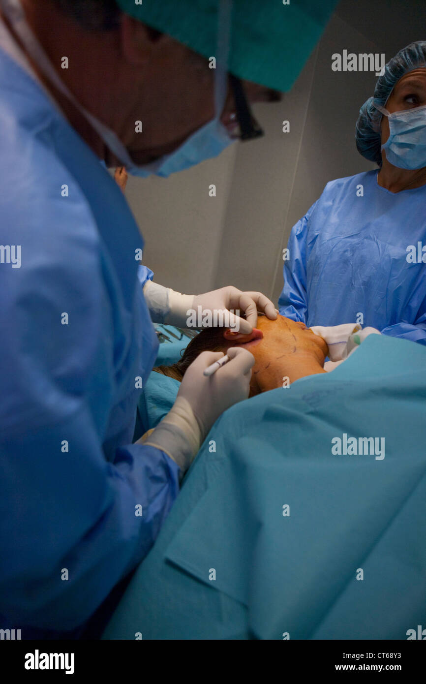 PLASTISCHE GESICHTSCHIRURGIE Stockfoto