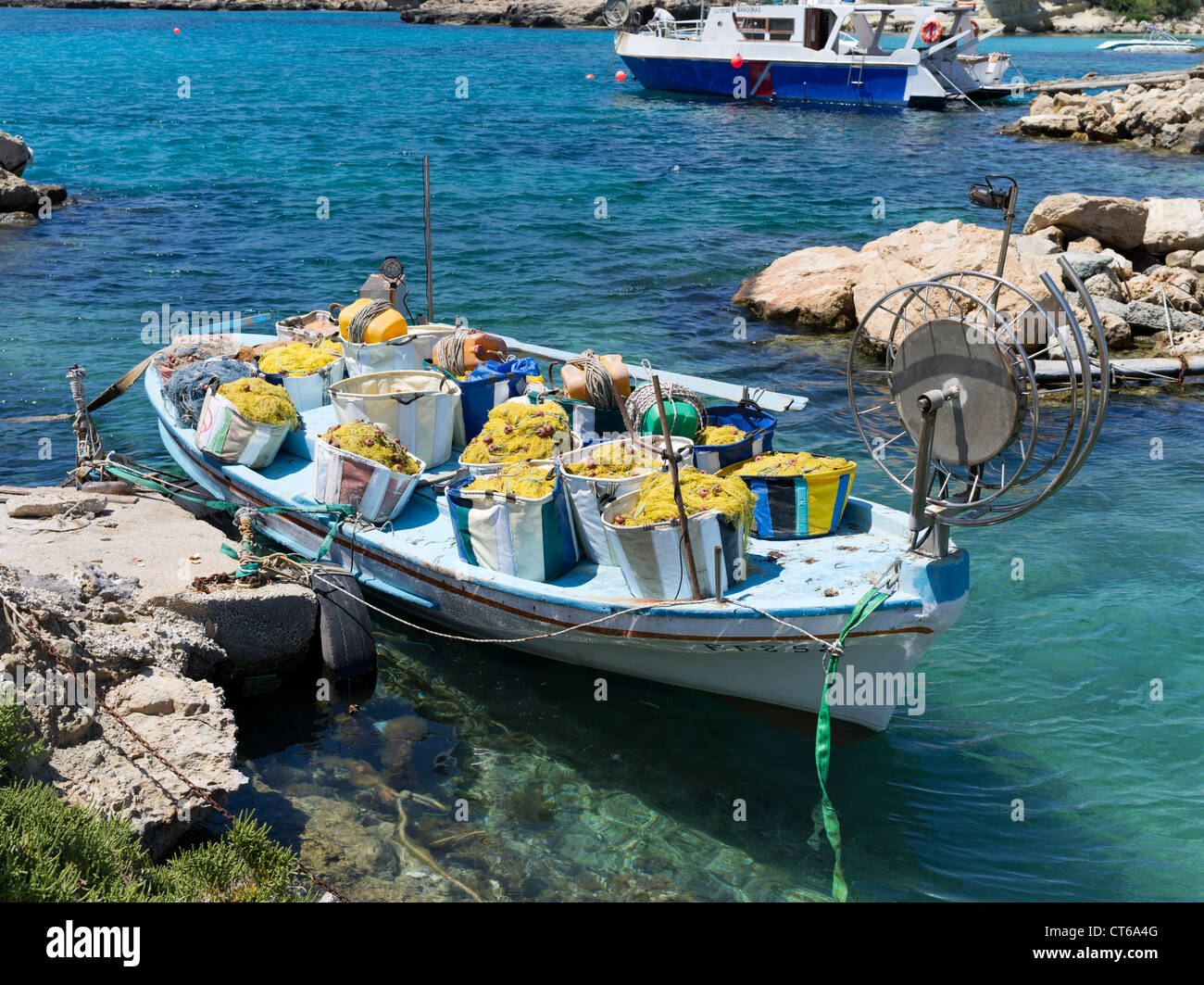 dh Nissia Bay PROTARAS ZYPERN zypriotische Fischerboot Eimer Netze festgemacht Pier Boote griechenland Stockfoto