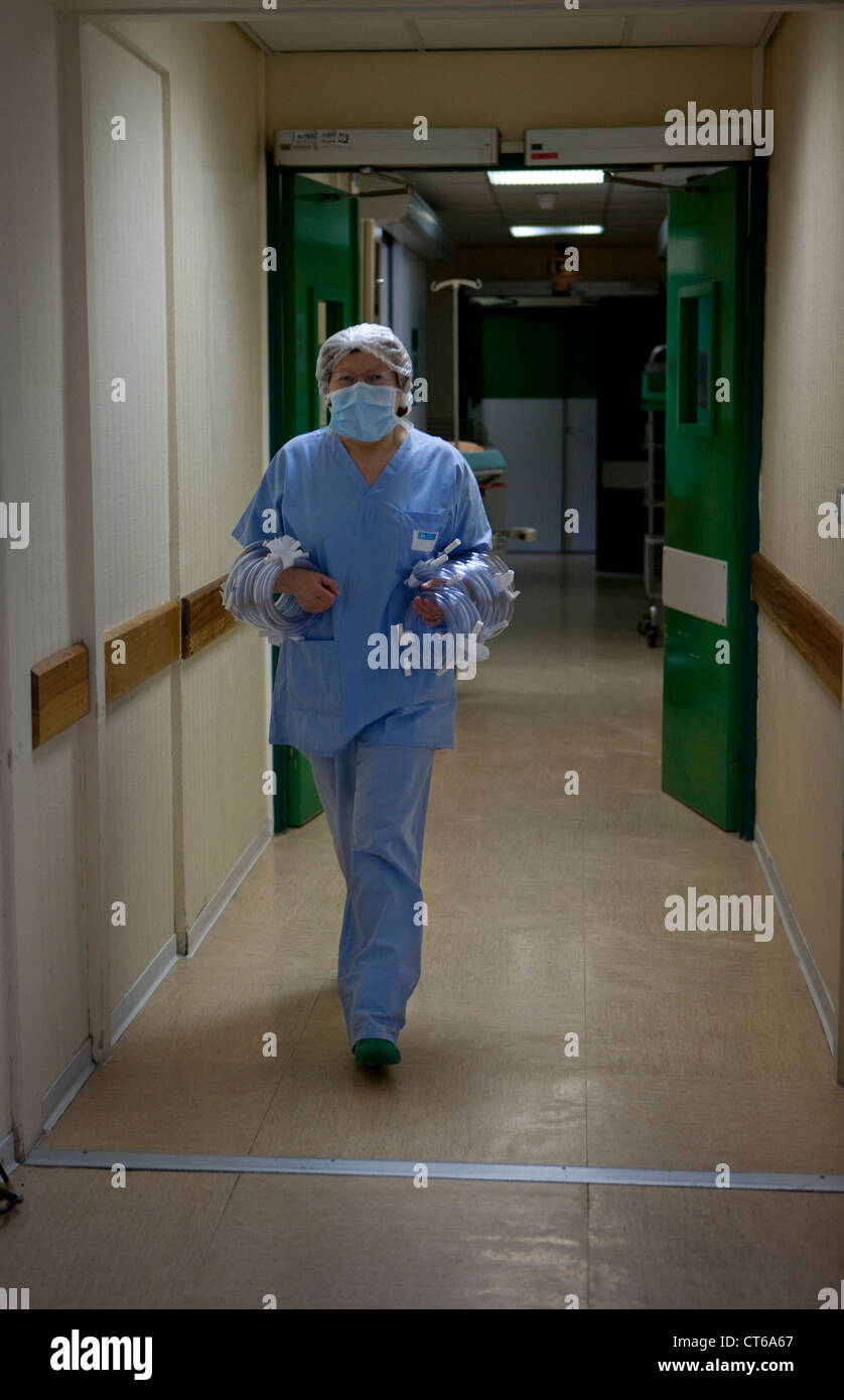 KRANKENSCHWESTER MIT AUSRÜSTUNG Stockfoto