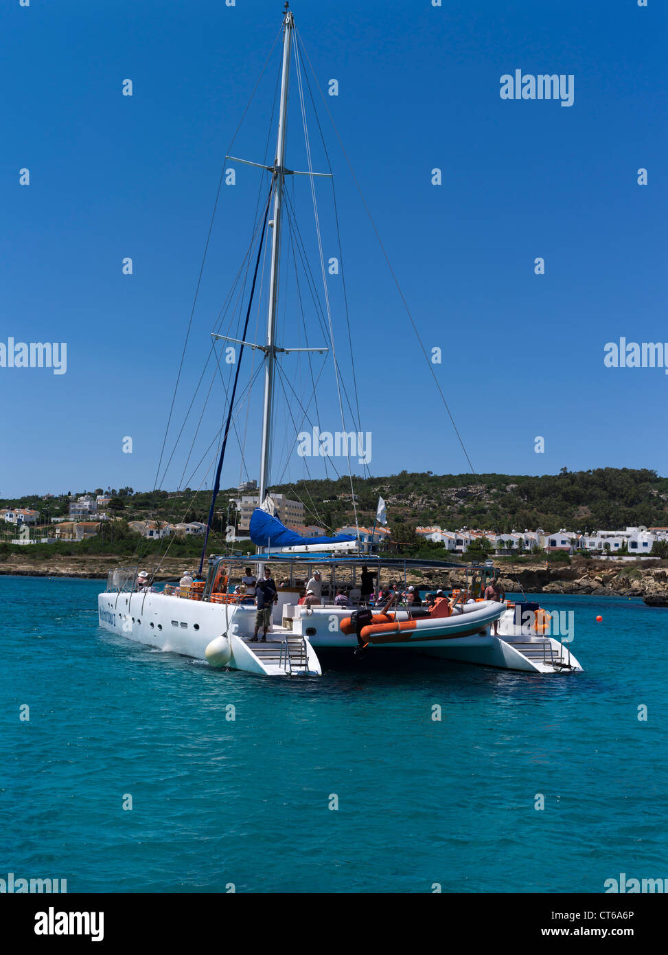 dh Nissia Bay PROTARAS SÜD ZYPERN Mehrhull Katamaran Segelboot Touristen Yacht Tourismus Stockfoto