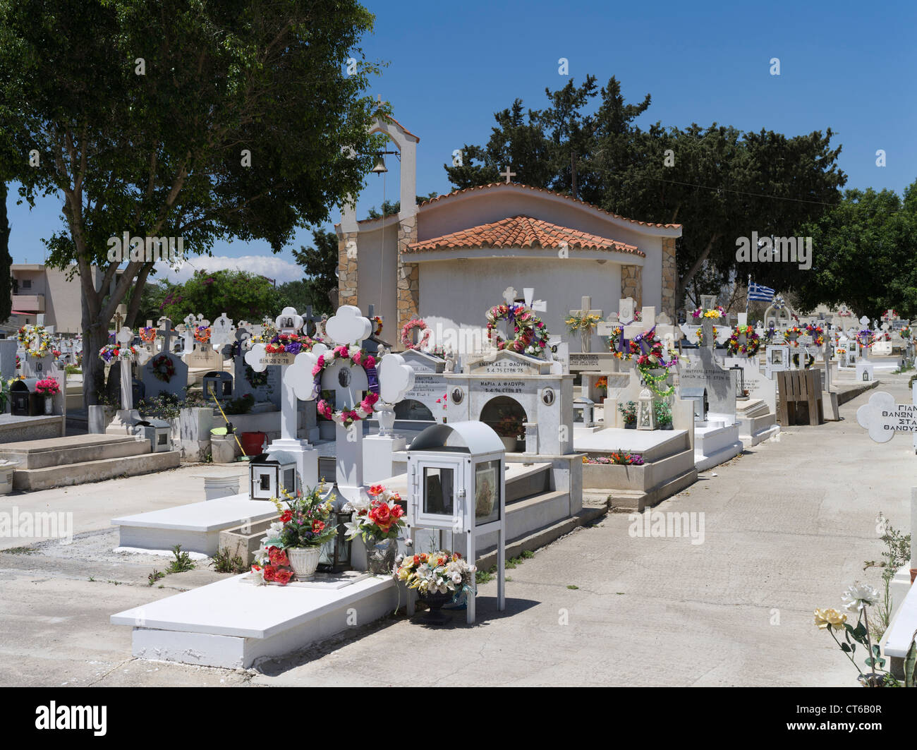 dh RELIGION Zypern Griechisch-Orthodoxen Friedhof Grabstein Gräber Blumen Schreine Stockfoto