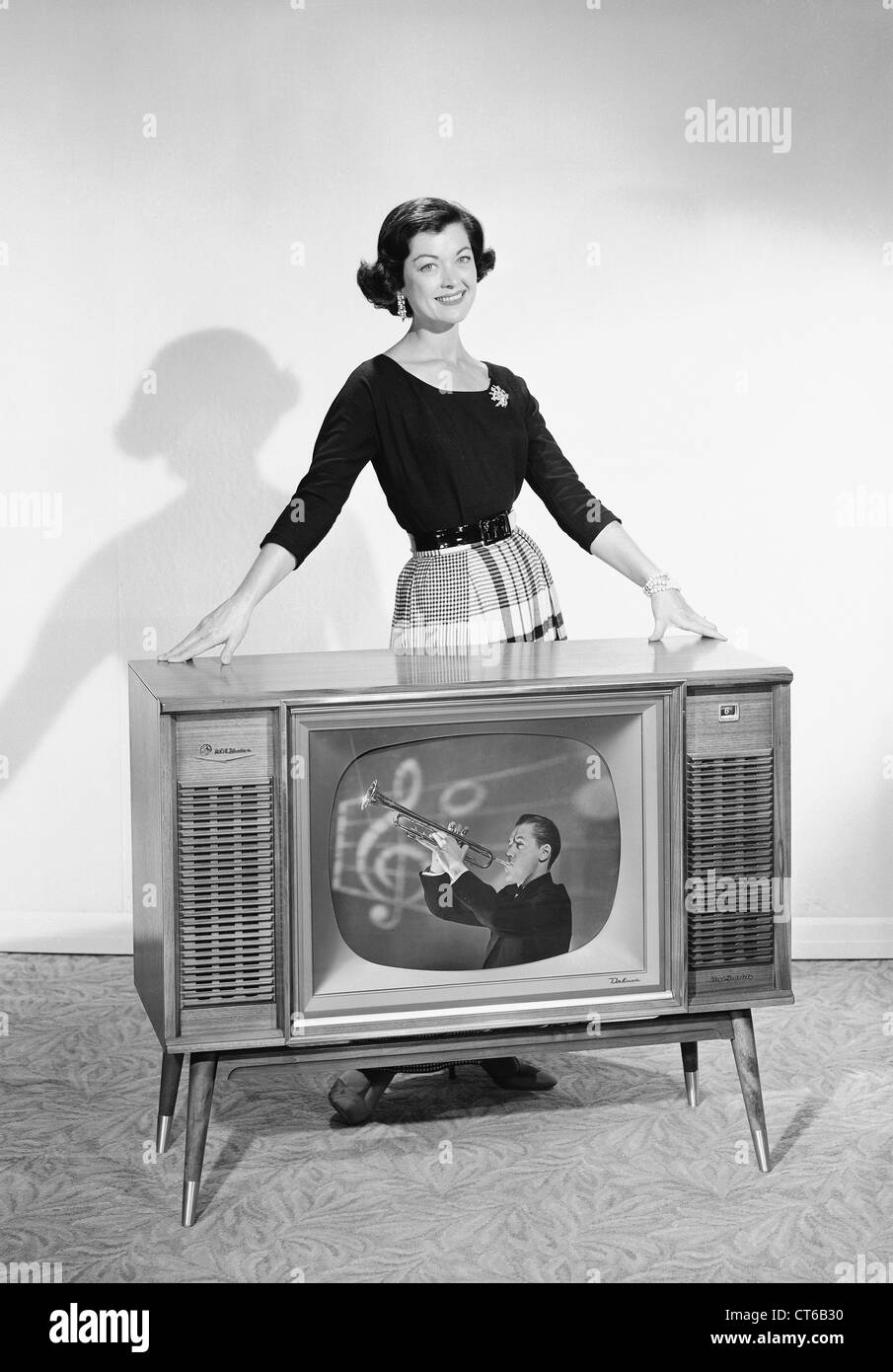 Vintage Bild Frau posiert mit Fernsehen Stockfoto