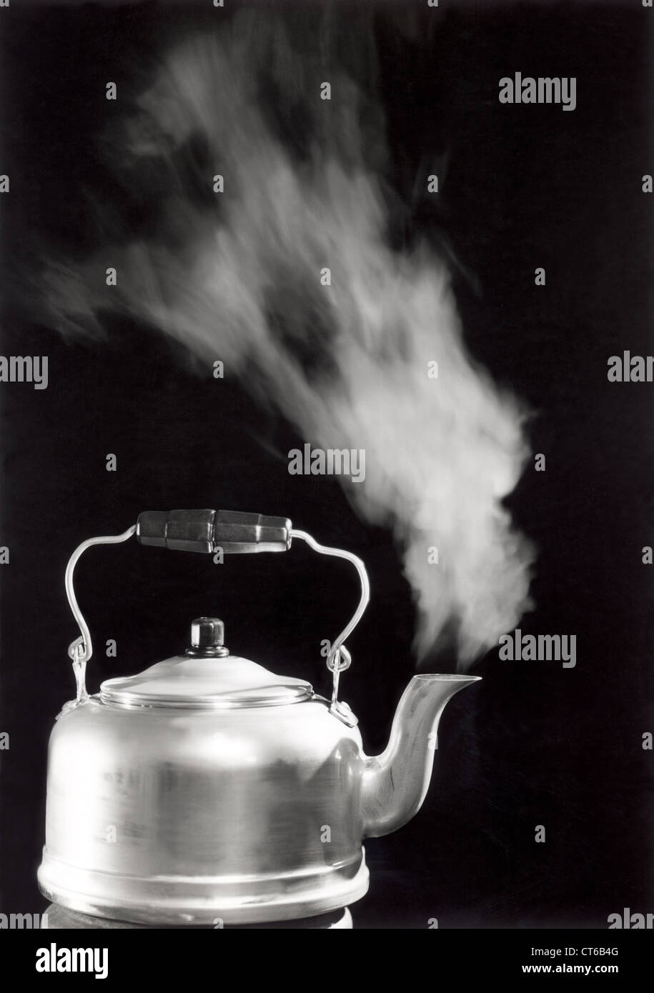 Vintage Teekanne Kochen mit Dampf Stockfoto