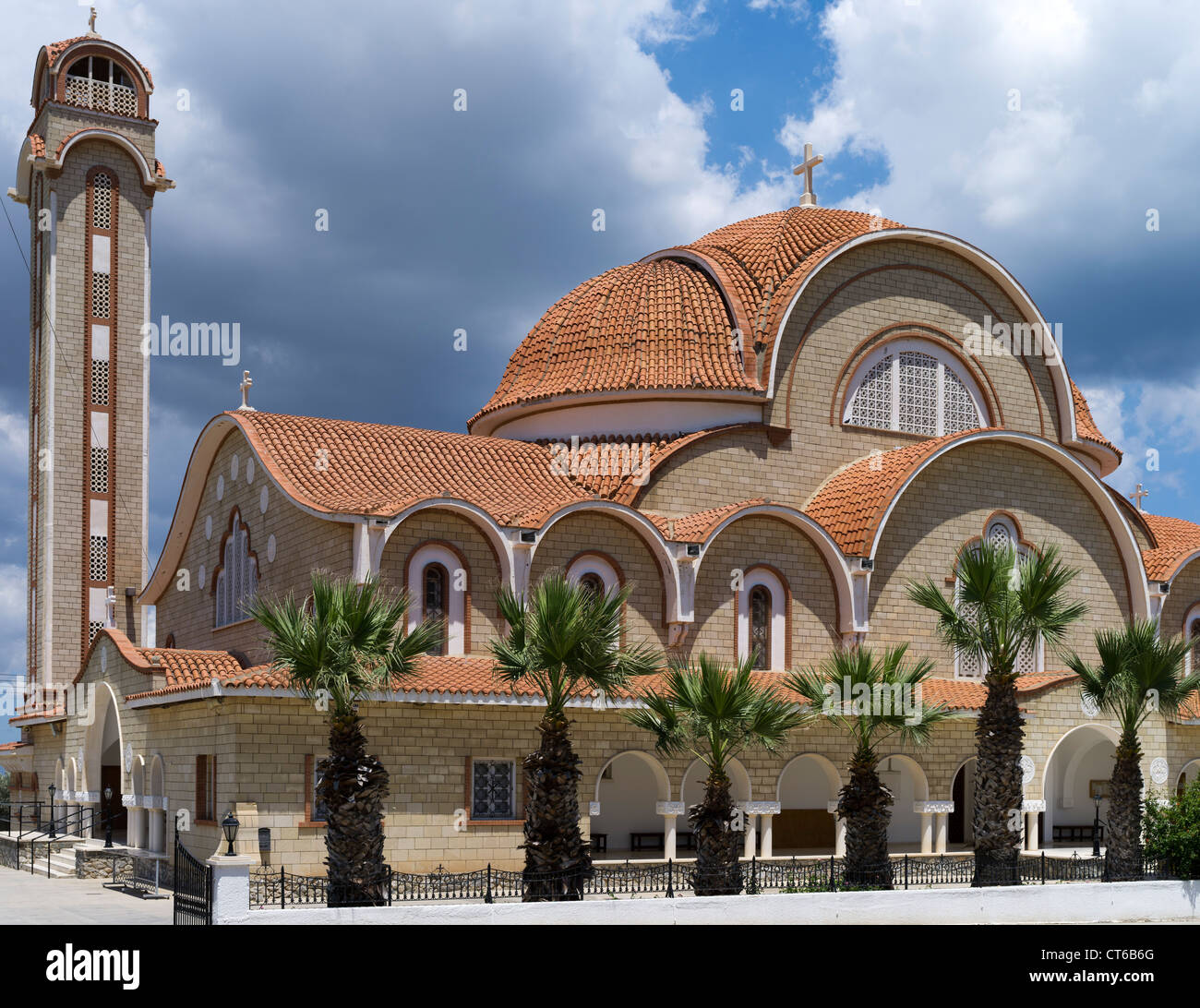 dh DERYNEIA ZYPERN Moderne christlich-griechisch-orthodoxe Kirche und Glockenturm-Glockenturm-Kirchen Stockfoto