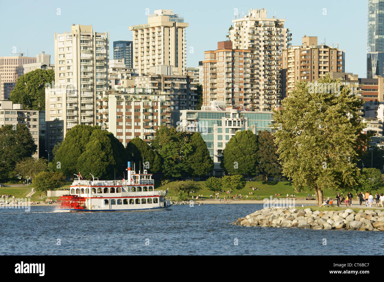 MPV Constitution Tretboot oder Tretboot mit West End Skyline im Hintergrund, English Bay, Vancouver, British Columbia, Kanada Stockfoto