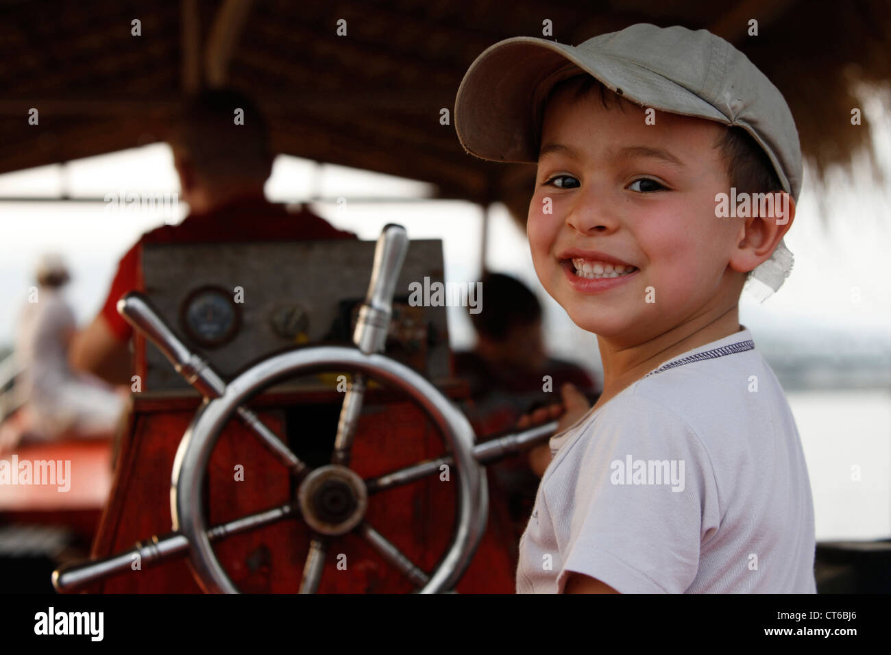 5-Year-Old Boy führen eines Bootes. Stockfoto