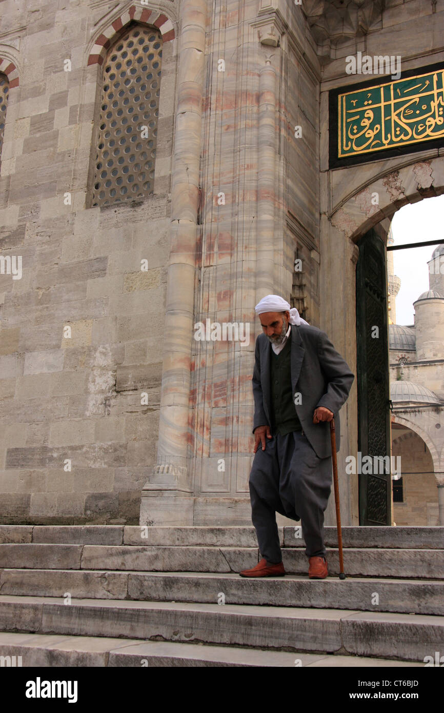 Alten muslimischen Mann verlassen Sultan Ahmed Mosque, Sultanahmet, Istanbul, Türkei Stockfoto
