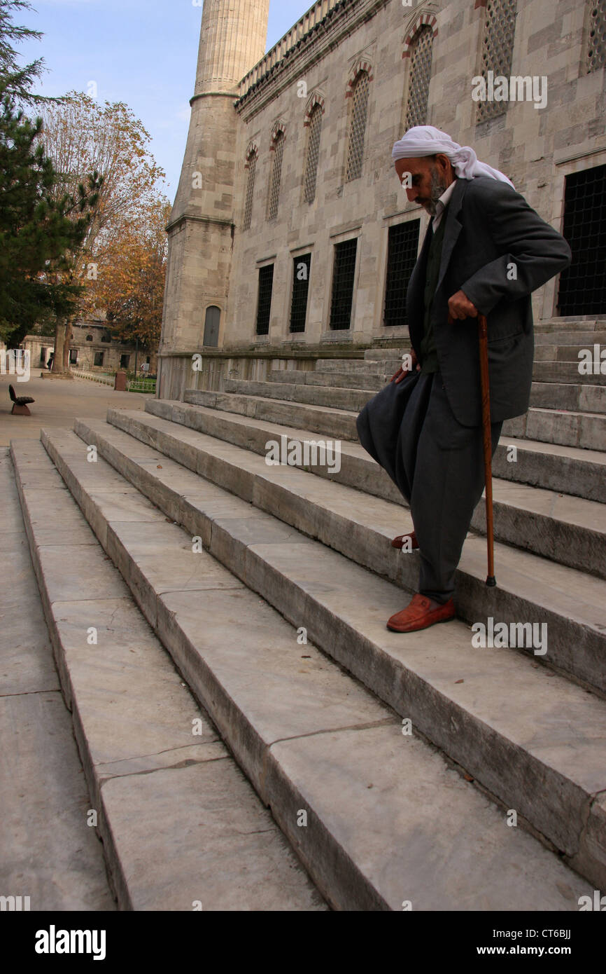 Alten muslimischen Mann verlassen Sultan Ahmed Mosque, Sultanahmet, Istanbul, Türkei Stockfoto