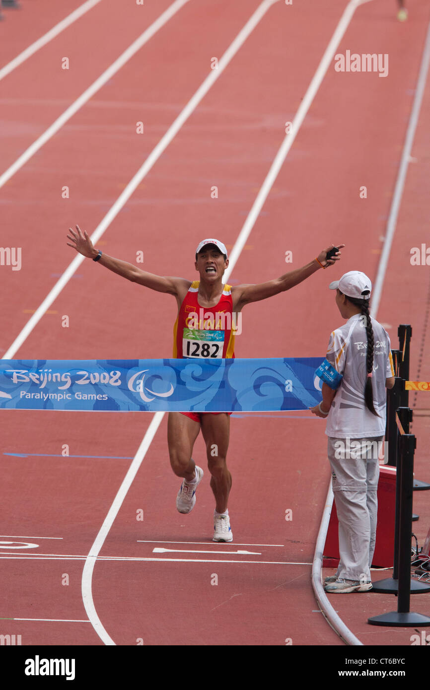 Eine Paralympische Marathonläufer Exhults an der Ziellinie in Peking Paralympics September 2008 Stockfoto