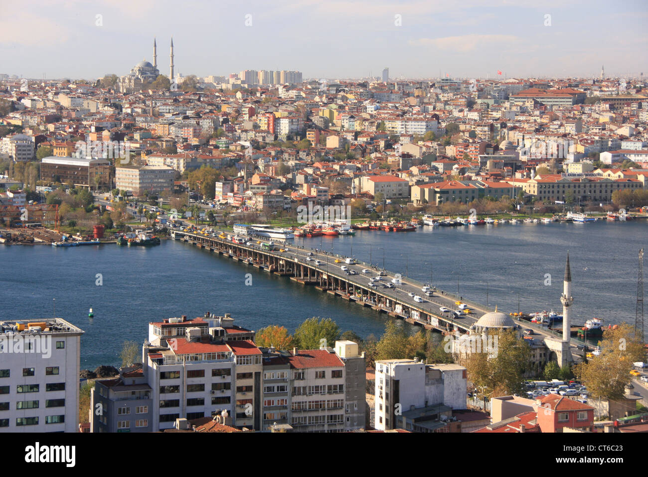 Blick auf die Golden Horne und Atatürk-Brücke, Istanbul, Türkei Stockfoto