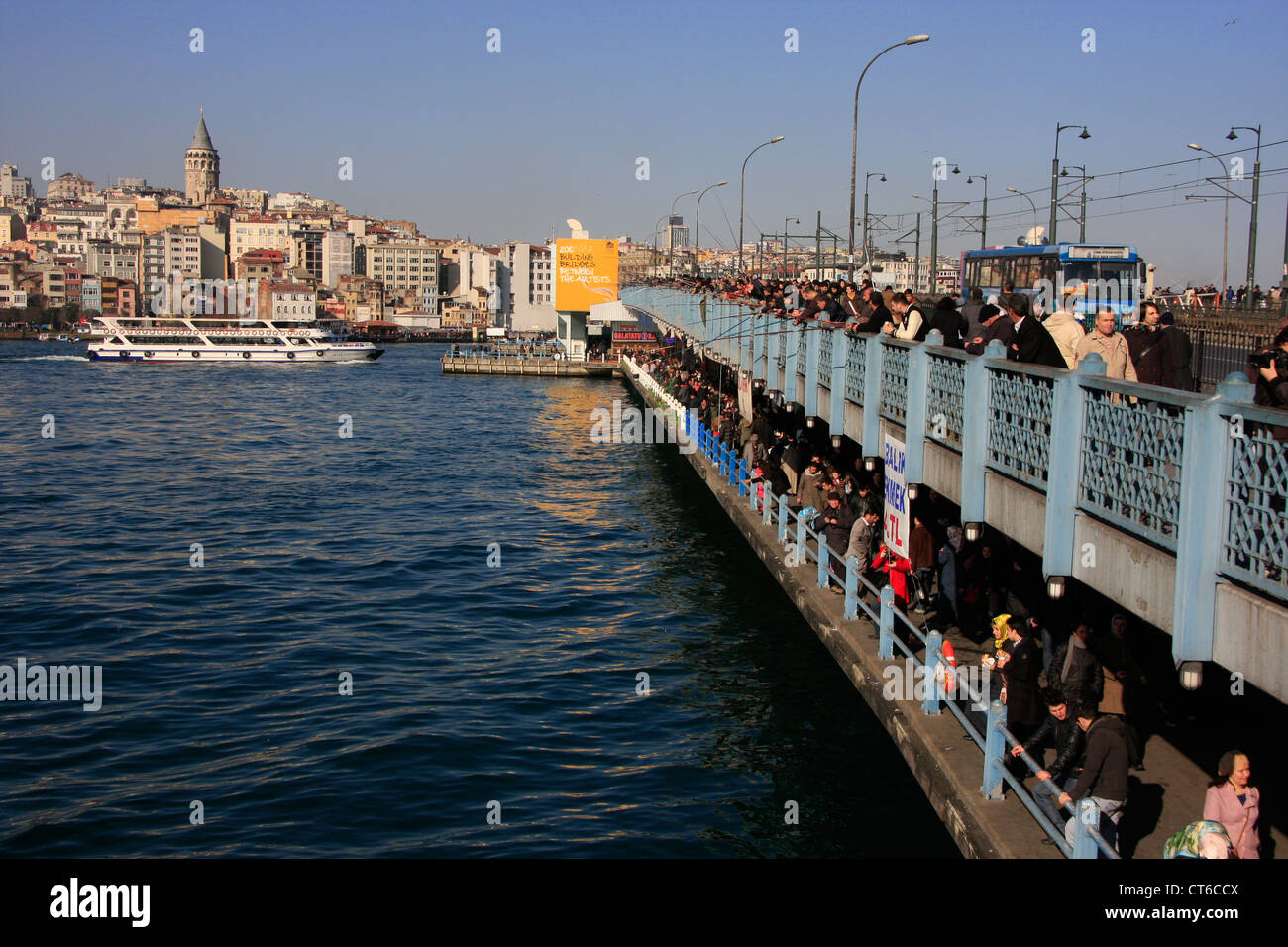 Fischer am Galata-Brücke, Golden Horne, Istanbul, Türkei Stockfoto