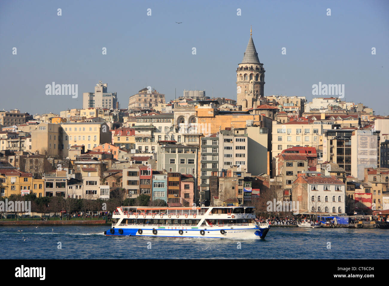 Blick auf den Stadtteil Beyoglu und Galata-Turm, Golden Horne, Istanbul, Türkei Stockfoto