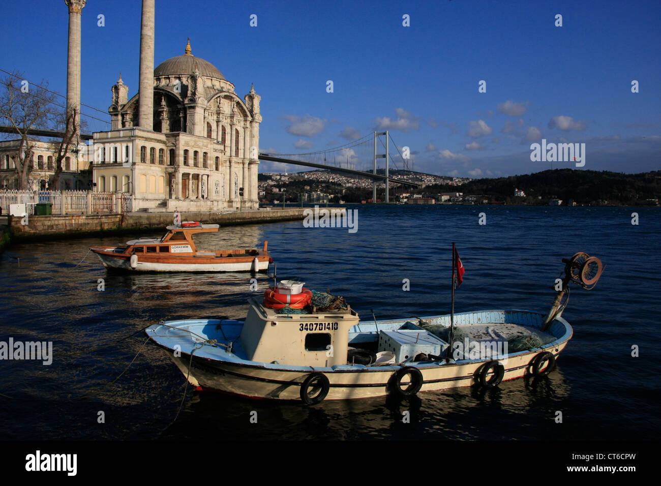 Ortakoy-Moschee und die Bosporus-Brücke, Besiktas, Istanbul, Türkei Stockfoto