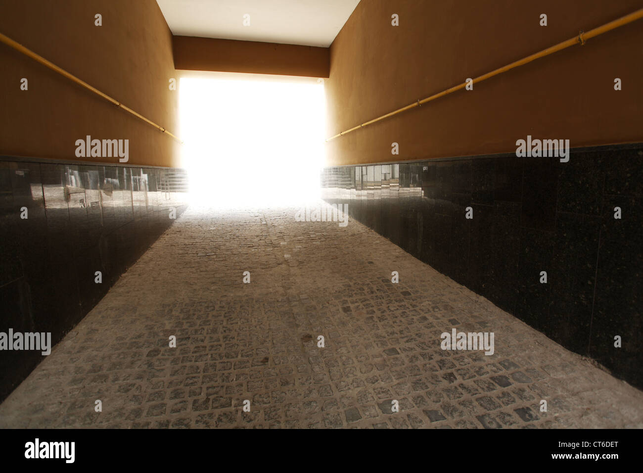 Tunnel - Ausfahrt auf die Straße. Perspektive Stockfoto