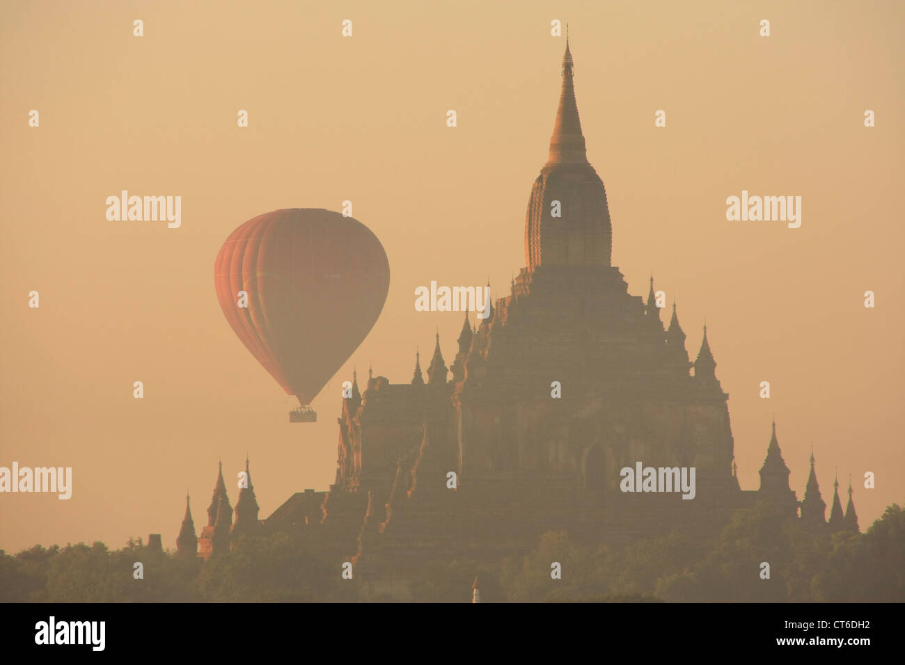 Sulamani Tempel und Heißluft-Ballon bei Sonnenaufgang, archäologische Zone Bagan, Mandalay Region, Myanmar, Südostasien Stockfoto